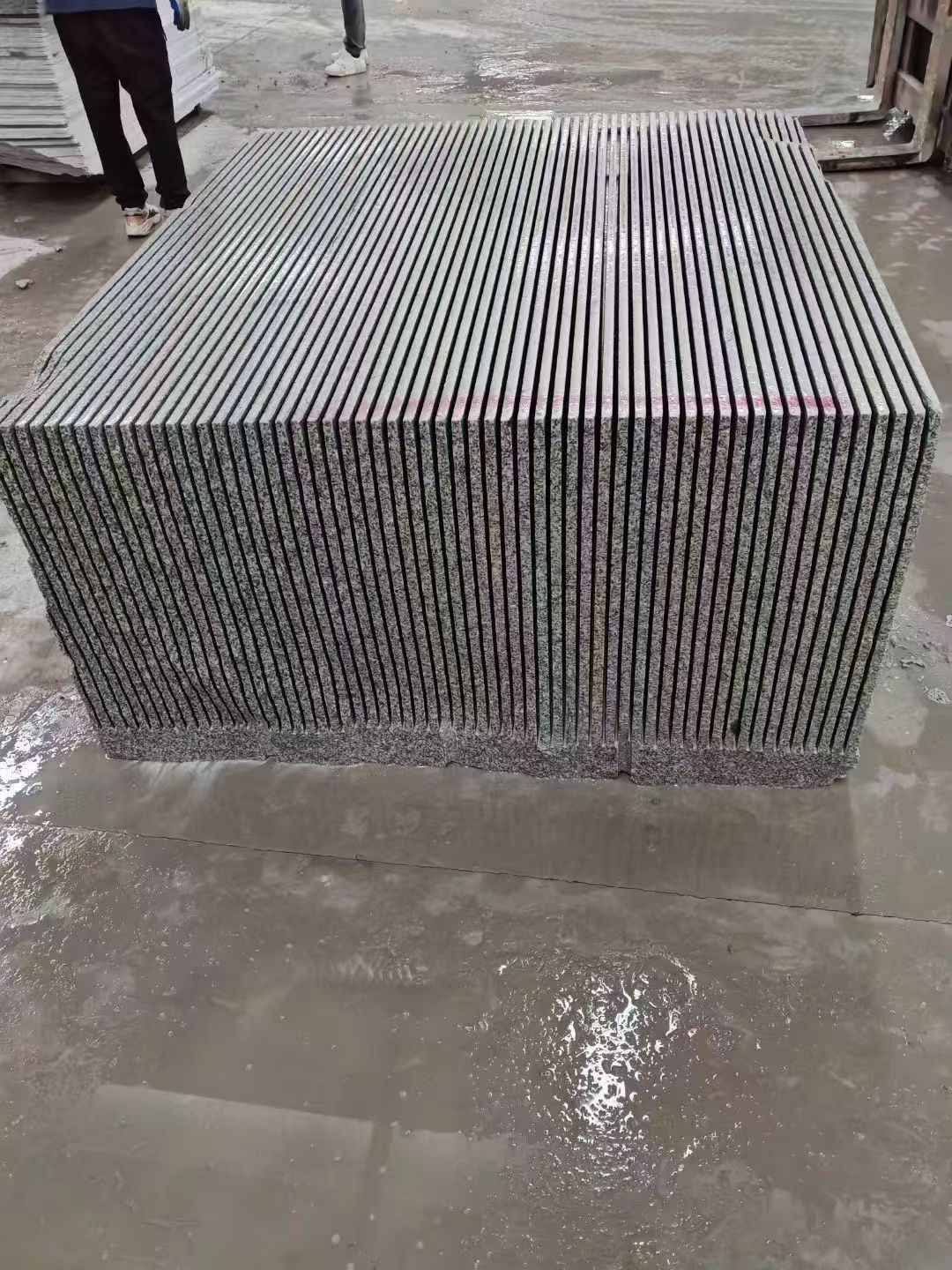 三门峡芝麻白毛板荒料切割